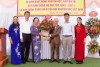 GIÁO SƯ, TIẾN SỸ NGUYỄN THI DOAN - CHỦ TỊCH HỘI KH VIỆT NAM TRAO BẰNG KHEN CHO DÒNG HỌ TRẦN - THÔN CHẨN KỲ - XÃ TRUNG TÚ.