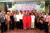 Đại diện dòng họ Hoa văn chụp ảnh lưu niệm với Chủ tịch HKh quận Bắc Từ Liêm Nguyễn Văn Việt