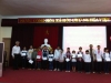 Lãnh đạo UBND quận Cầu Giấy và NGND Nguyễn Kim Hoãn - Chủ tịch HKH Hà Nội trao giấy khen và học bổng cho các em học sinh nghèo vượt khó năm 2011
