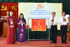 Bà Nguyễn Ngọc Minh - Chủ tịch HKHHN trao cờ của Trung ương Hội khuyến học Việt Nam cho Đoàn chủ tịch Đại Hội HKH khóa V quận Tây Hồ