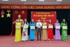 Đ/c Bùi Quang Cự - ĐUV, PCT UBND trao thưởng cho các giáo viên tiêu biểu