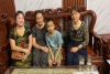 Em Nguyễn Thanh Hải chụp ảnh cùng các cô đến thăm em