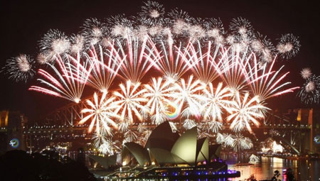 Lễ đón chào năm mới được bắt đầu ở các quốc gia Thái Bình Dương. Tại Australia, Sydney đã có màn bắn pháo hoa ngoạn mục với chủ đề "Thời gian để Mơ ước".