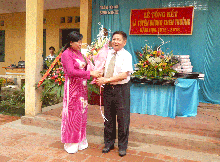 Ông Trần Xuân Nhĩ Nguyên Thứ trưởng Bộ GD&ĐT, Phó chủ tịch Hội khuyến học Việt Nam tặng hoa cho nhà trường