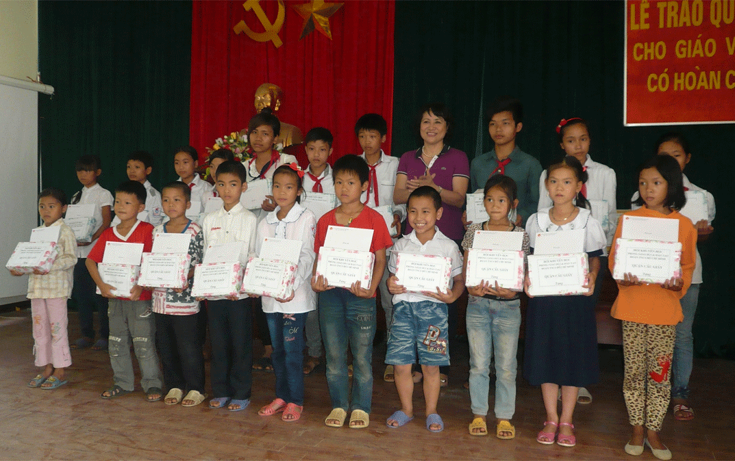 Bà Nguyễn Thị Vân Khanh trao học bổng cho học sinh