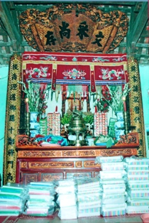Phần thưởng đặt tại bàn thờ tổ của dòng họ Trịnh