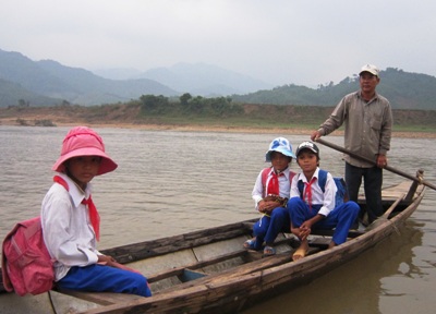 Ông lái đò chở khách sang sông