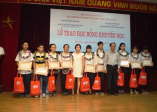 Trao học bổng cho học sinh năm 2014