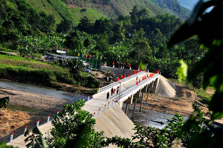 Cầu Khuyến học & Dân trí số 5 ở thôn Phú Mưa, xã Jơ Ngây, huyện Đông Giang, Quảng Nam