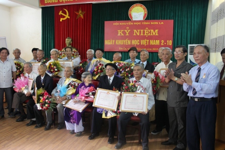 Trao tặng Kỷ niệm chương vì sự nghiệp khuyến học cho 22 nhà giáo lên công tác ở Sơn La từ năm 1959