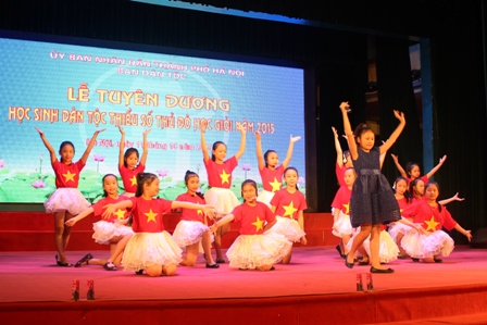 BAN DÂN TỘC THÀNH PHỐ HÀ NỘI  TỔ CHỨC CHƯƠNG TRÌNH TUYÊN DƯƠNG HỌC SINH DÂN TỘC THIỂU SỐ THỦ ĐÔ HỌC GIỎI NĂM 2015.