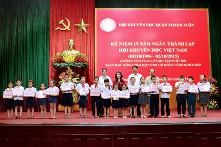 Ông Lê Văn Quang - PCT Hội khuyến học Hà Nội và các đồng chí lãnh đạo quận trao học bổng cho HS