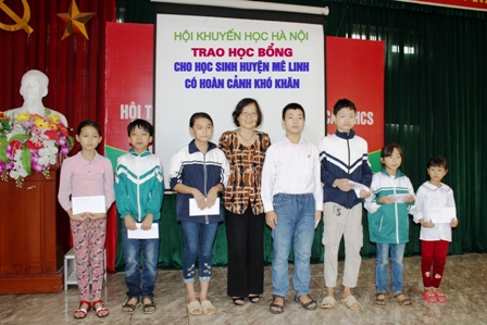 Các em học sinh nhận học bổng