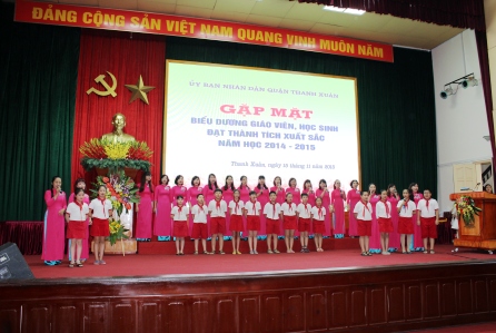 UBND QUẬN THANH XUÂN TỔ CHỨC GẶP MẶT, BIỂU DƯƠNG KHEN THƯỞNG GIÁO VIÊN, HỌC SINH ĐẠT THÀNH TÍCH XUẤT SẮC NĂM HỌC 2014-2015