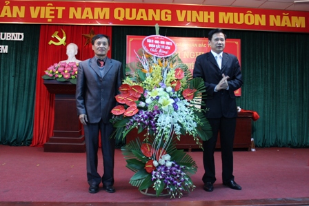 Lãnh đạo quận Bắc Từ Liêm tặng hoa chào mừng hội nghị