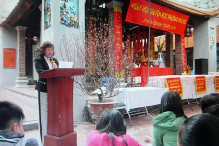Đồng chí Nguyễn Thị Thu Hòa (Phó Bí thư TT Phường Phú Đô- quận Nam Từ Liêm) phát biểu động viên sự cố gắng của hội khuyến học Phường Phú Đô năm 2015 và một số định hướng  hoạt động năm 2016.