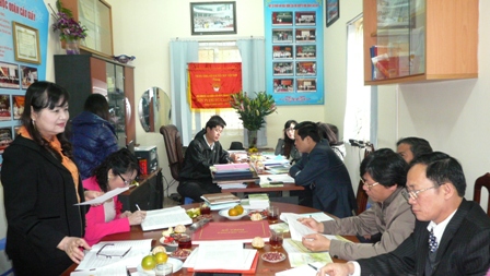 Bà Nguyễn Thị Ngọc Minh - Chủ tịch Hội khuyến học chủ trì hội nghị