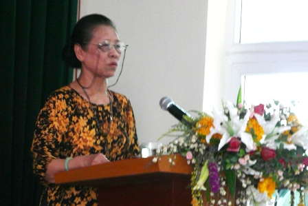 Bà Phạm Thị Nga đang báo cáo thực tế tại quận Cầu Giấy