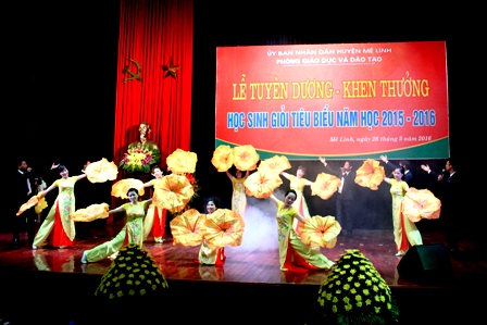 Lễ tuyên dương khen thưởng học sinh giỏi năm học 2015-2016.