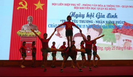 HỘI LHPN, PHÒNG VĂN HOA & TT, QUẬN ĐOÀN, HỘI KHUYẾN HỌC QUẬN HÀ ĐÔNG TỔ CHỨC NGÀY HỘI ‘TRAO YÊU THƯƠNG – NHẬN HẠNH PHÚC”