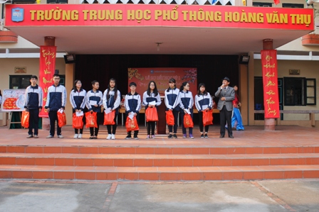 TRAO HỌC BỔNG CHO HỌC SINH TRƯỜNG THPT HOÀNG VĂN THỤ