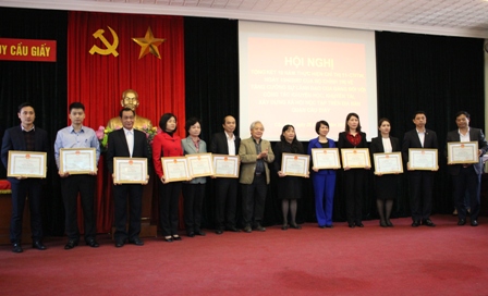 PGS,TS Phạm Tất Dong - PCT thường trực kiêm Tổng thư ký Hội khuyến học Việt Nam trao thưởng cho các tập thể có thành tích xuất sắc