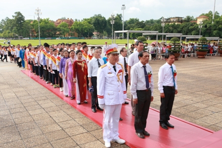 Đoàn cán bộ, giáo viên và học sinh vào Lăng viếng Bác