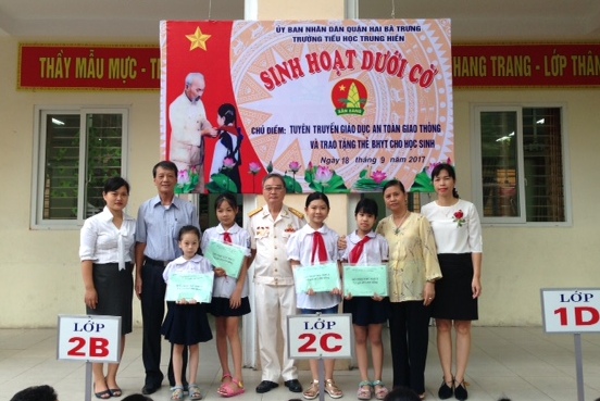 TRAO TẶNG THẺ BẢO HIỂM Y TẾ