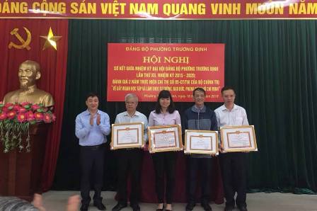 Ông Trần Văn Tré - Chủ tịch HKH phường nhận Giấy khen của Đảng ủy Phường trao tặng Hội khuyến học phường Trương Định