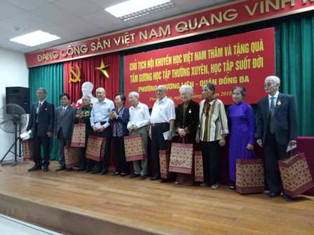 Bà Nguyễn Thị Doan - Chủ tịch Hội khuyến học Việt Nam tặng quà các tấm gương học tập suốt đời phường Phương Liên, quận Đống Đa