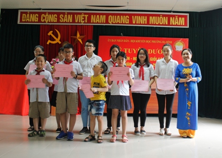 Bà Nguyễn Thị Nhung - Chủ tịch HKH phường Hạ Đình trao học bổng cho học sinh vượt khó học giỏi