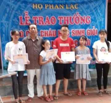 Ông Phan Lạc Khang Trưởng ban đại diện gia tộc trao thưởng cho các cháu