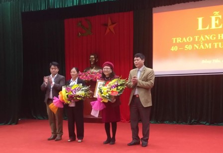 Bà Quản Thị Băng nhận huy hiệu 40 tuổi Đảng (Đứng thứ 2 từ phải sang)