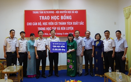 TRAO HỌC BỔNG CHO CÁC CHIẾN SĨ HỌC VIỆN HẢI QUÂN