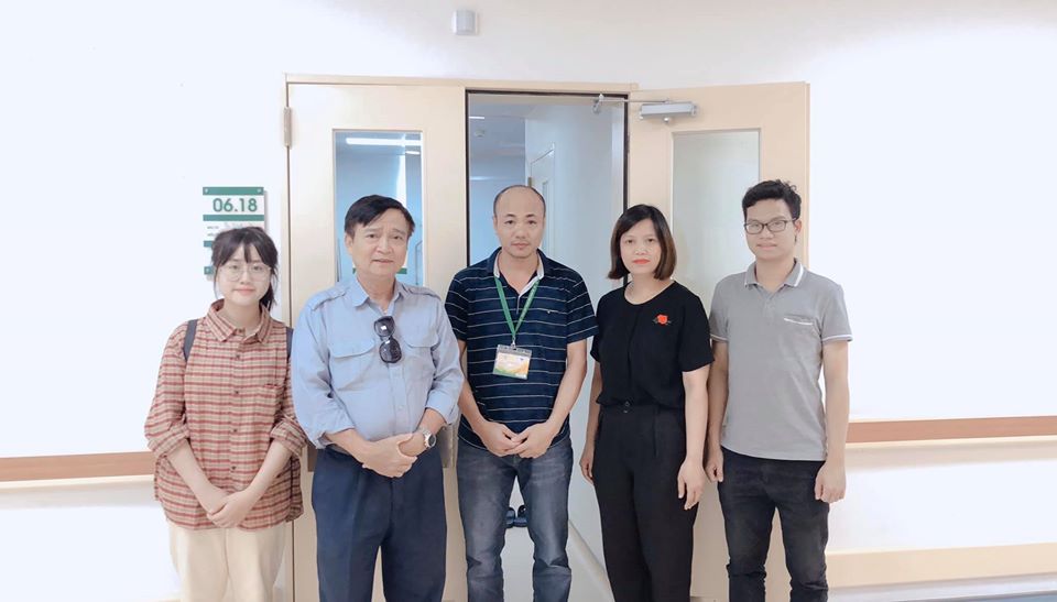 Ban giám hiệu, Đảng ủy, Công đoàn, Đoàn Thanh niên Hội sinh viên Trường Đại học Thăng Long đến thăm hỏi, động viên em Quỳnh