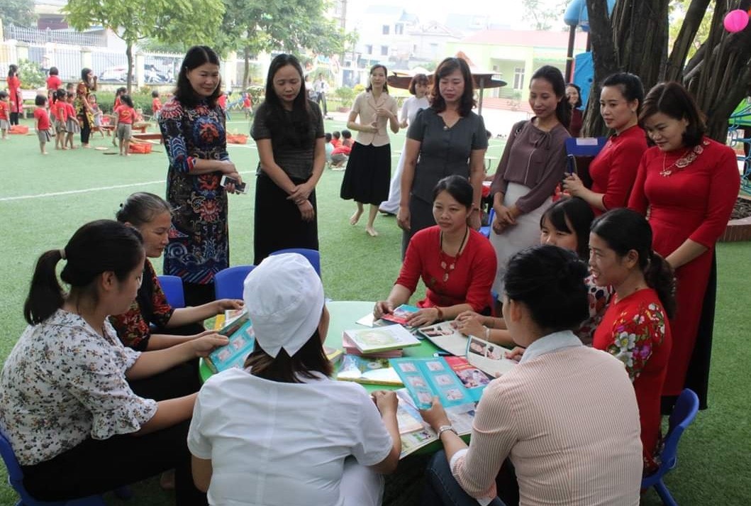 Cán bộ giáo viên troa đổi kinh nghiệm trong công tác khuyến học