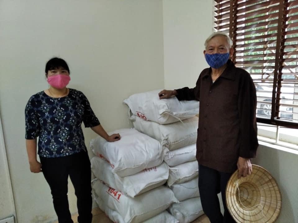 Nhà giáo Chu Văn Hồng ủng hộ 500 kg gạo