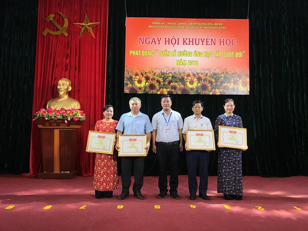 Chi hội tổ 24 (Thứ 2 từ phải sang trái) được khen thưởng tại Ngày hội Khuyến học năm 2019