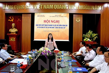 Bà Nguyễn Thị Ngọc Minh - Chủ tịch Hội Khuyến học Thành phố Hà Nội quán triệt Quyết định số 489/QĐ-TTg ngày 08/4/2020 của Thủ tướng Chính phủ và điều hành chương trình Tọa đàm