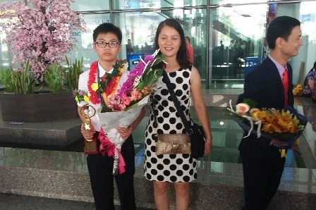 Chị Hoa đón con tại sân bay Nội bài tháng 8/2017 khi cháu đi thi giải toán học trẻ Quốc tế (IMC) tại Ấn Độ và cháu đã đạt HCB