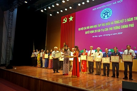 Chủ tịch Ủy ban Mặt trận Tổ quốc Việt Nam thành phố Hà Nội Nguyễn Lan Hương trao thưởng cho các cá nhân đại diện các mô hình học tập tiêu biểu.