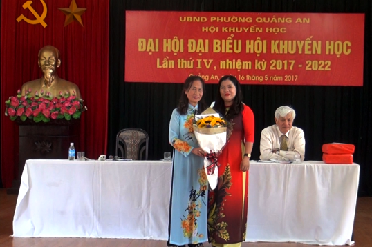 Nhà giáo Nguyễn Thị Thoa - cán bộ khuyến học nhận hoa chúc mừng
