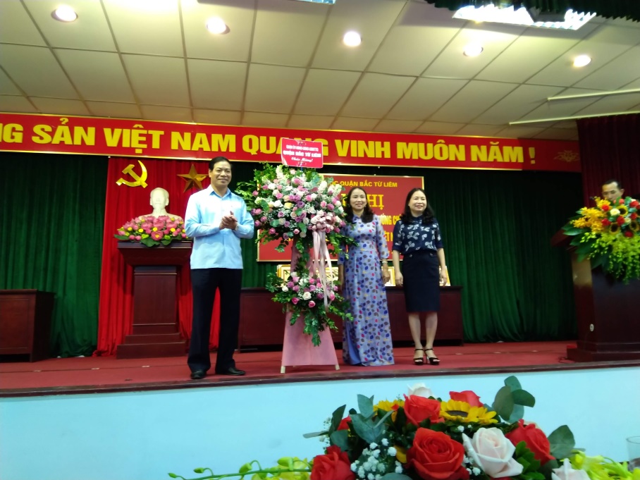Lãnh đạo Quận hội nhận Hoa của Quận ủy, HĐND, UBND quận do bà Nguyễn Thị Thủy - UVTV, Phó Chủ tịch HĐND Quận đại diện trao tặng