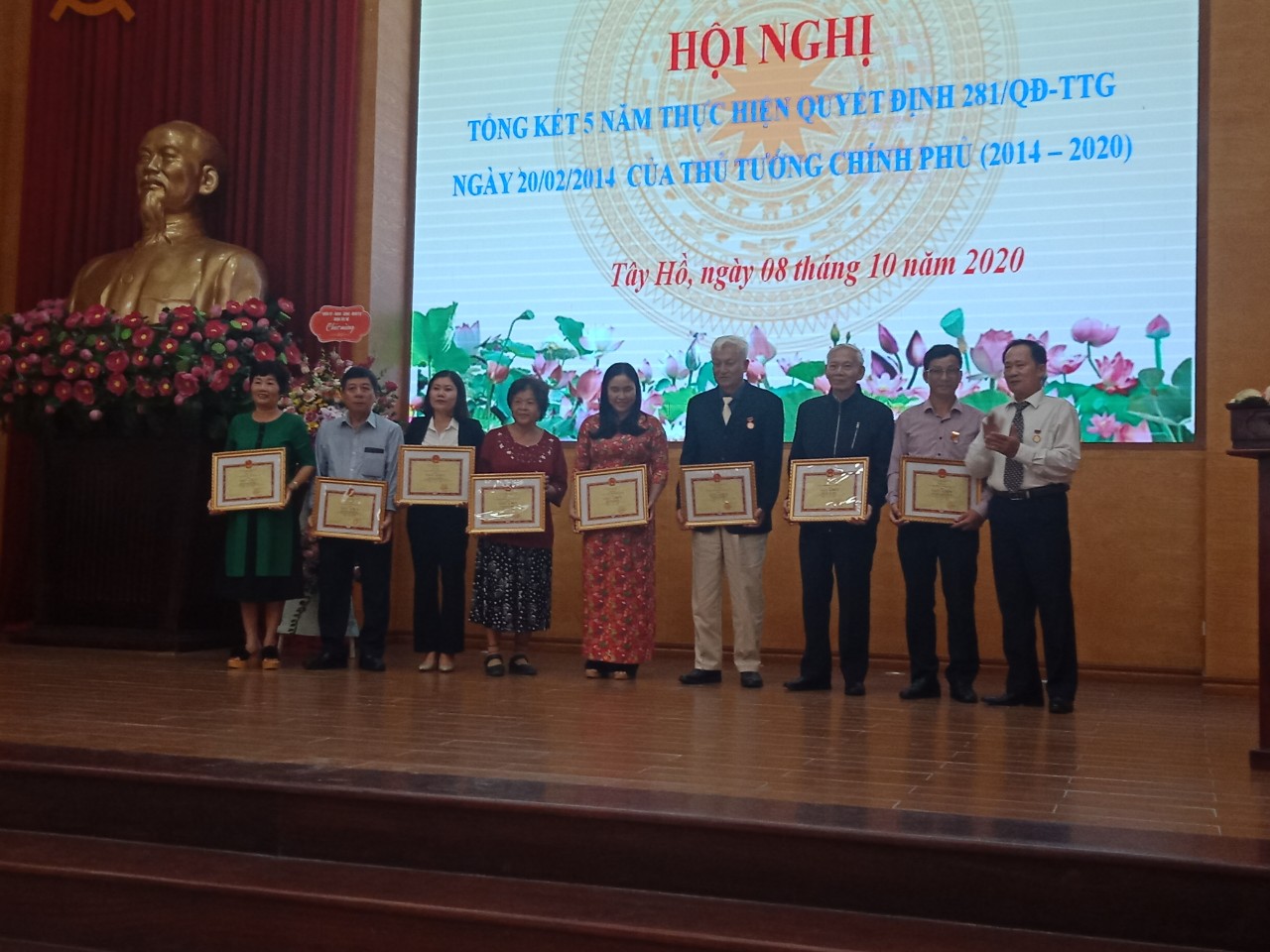 Ông Đào Duy Trung - Chủ tịch HKH quận trao Giấy khen cho các tâp thể có thành tích xuất sắc