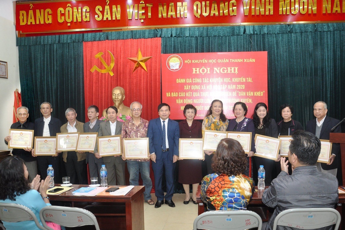 Ông Nguyễn Văn Bình - Phó chủ tịch HĐND quận trao thưởng cho các cá nhân
