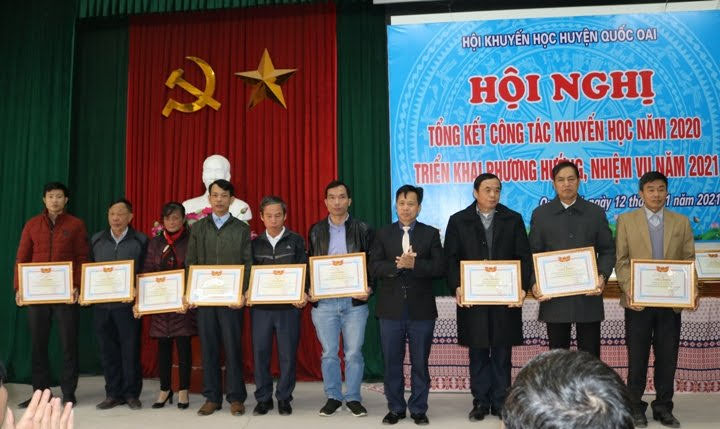 Ông Phùng Văn Dũng - Phó Bí thư Thường trực Huyện ủy trao Giấy khen cho các cá nhân có thành tích trong công tác Khuyến học