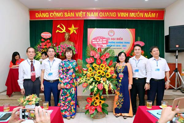 BÀ VÕ THỊ NHẬT HÀ TẠI HỘI NGHỊ KHUYẾN HỌC PHƯỜNG KHƯƠNG TRUNG