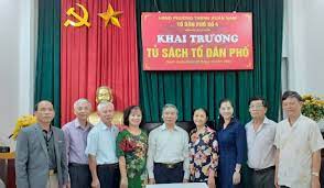 Khai trương tủ sách ở tổ dân phố số 4 phường Thanh Xuân Nam