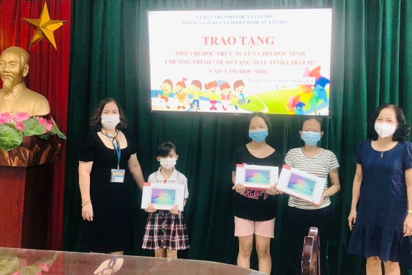 Bà Trần Thị Hương, Phó phòng GD&ĐT và bà Lê Thị Nga phó phòng GD&ĐT, PCT  Hội khuyến học quận Tây Hồ  trao máy tính cho học sinh có hoàn cảnh khó khăn