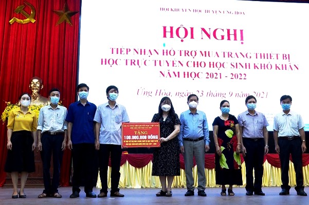 Bà Nguyễn Thịu Ngọc Minh trao kinh phí hỗ trọ cho HKH huyện Ứng Hòa